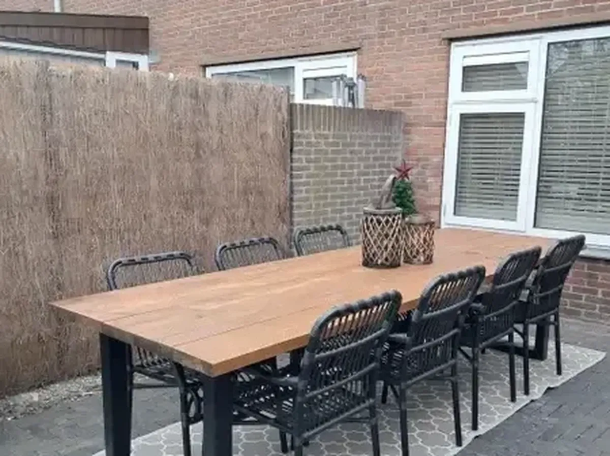 Douglas eettafel met stoelen op het terras