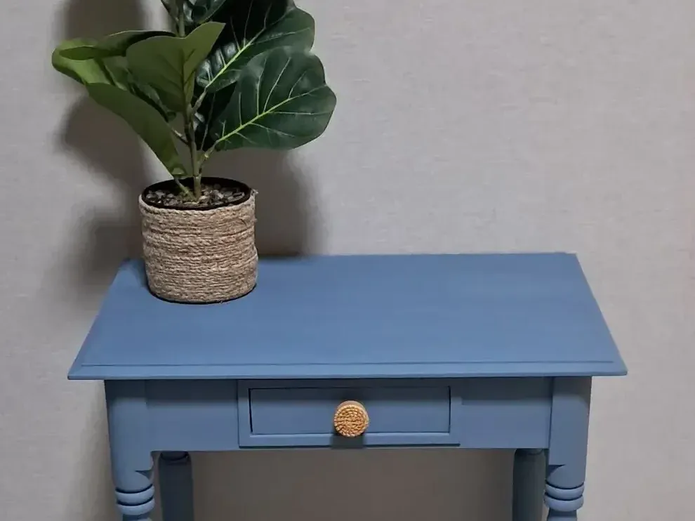 Gerestaureerd bijzettafeltje in blauw